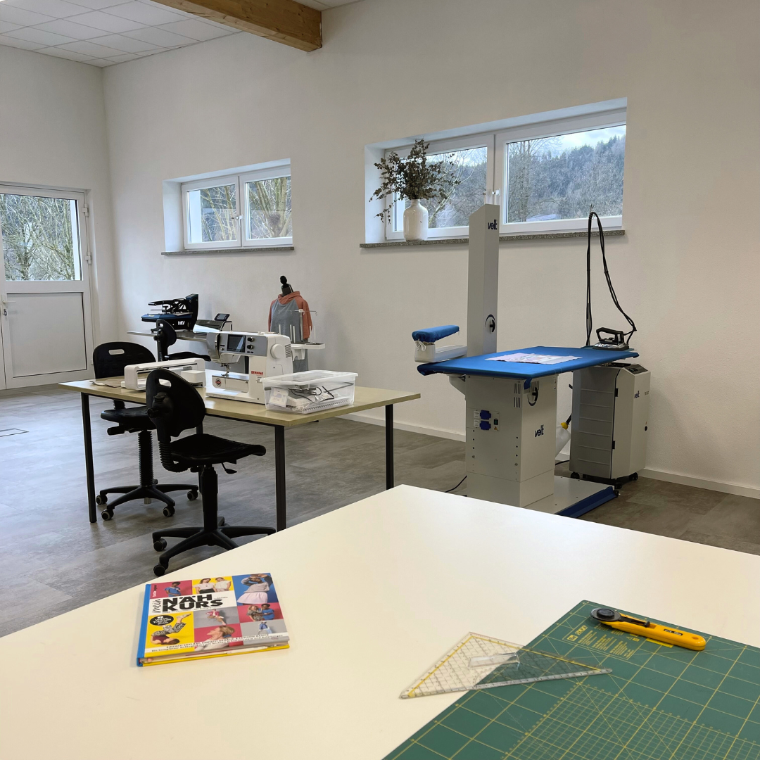 Schulungsraum für Nähkurse mit Bügeltisch