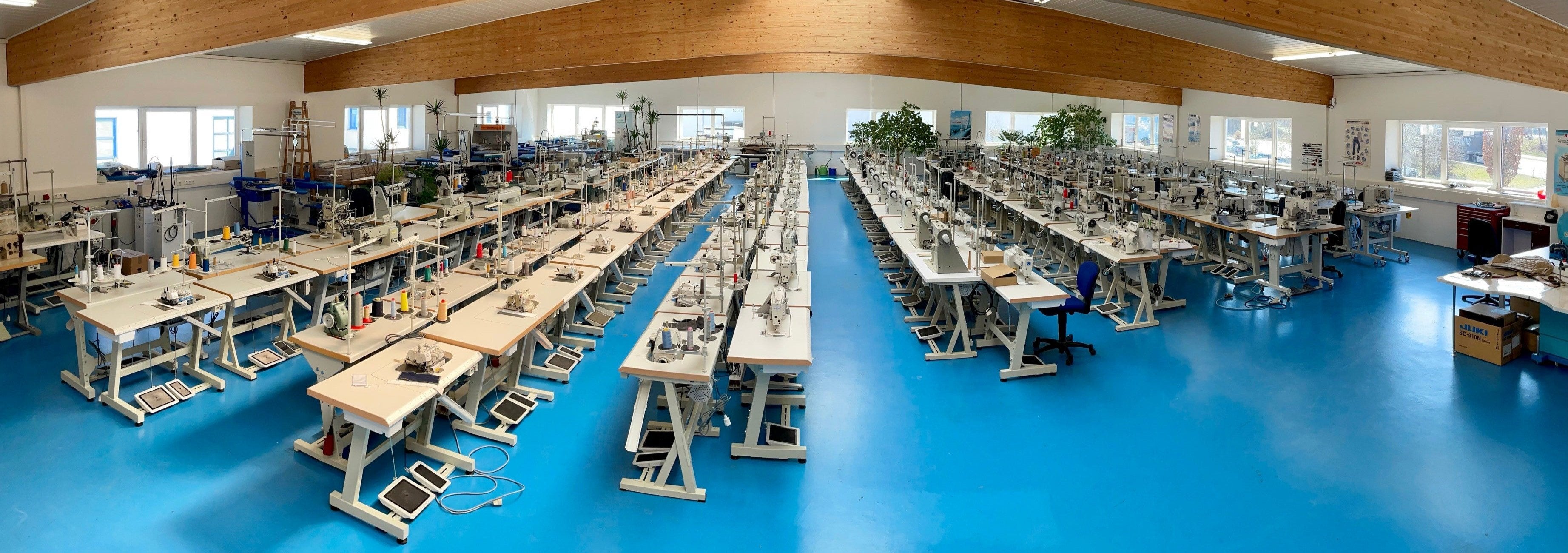 Ausstellungsraum mit Industrienähmaschinen